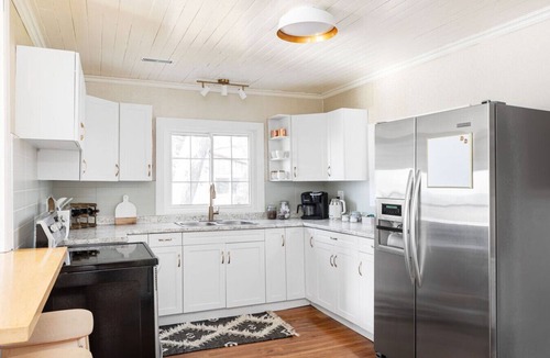 Selkirk Cottage | Lakefront Getaway | Hot Tub, Fire Pit & Sunsets