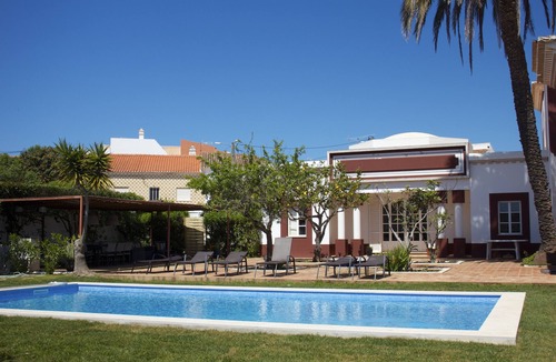 Budens Villa | Large villa - 6 rooms, garden and swimming pool in Budens, near Salema beach.