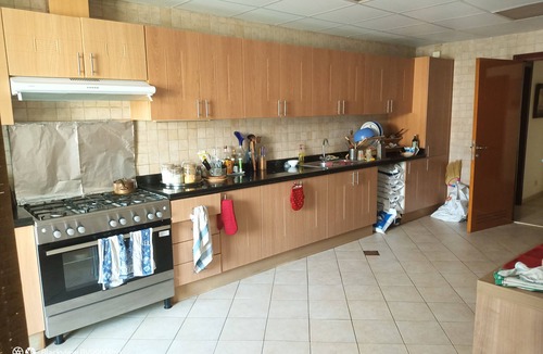 Dubai Apartment | Lovely 3 bedrooms: One flat fee for 3 people!