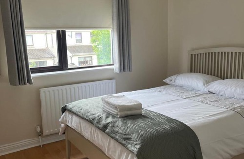 Ballyogan House | Lovely Home, Parking & Tram to City