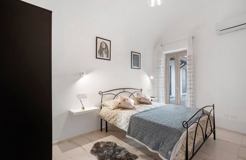 San Lazzaro House | Luna Room with Private Bathroom and Mountain View