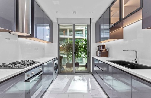 Business Bay Apartment | Lush Living w jacuzzi and Burj Khalifa view