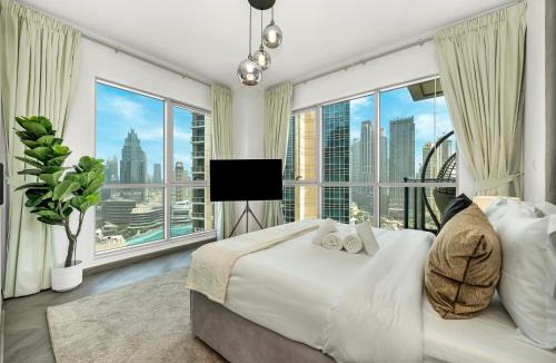 Downtown Dubai Apartment | Luxe 4 bedroom Apartment I Burj Khalifa & Fountain Views I Free Gym, Pool, Parking, Wi-Fi and PS5 I by Skyline Serenity
