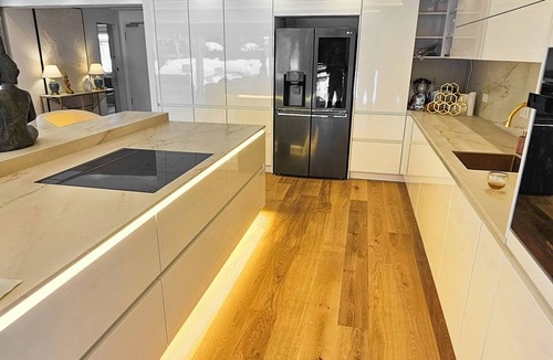 Obersendling Apartment | Luxurious large Home + Pool + Garden + Koi Pond 15 min. from city center