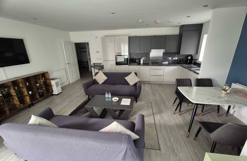 Harrow Apartment | Luxury 2Bedroom - 2Bath - Prime Location - Patio
