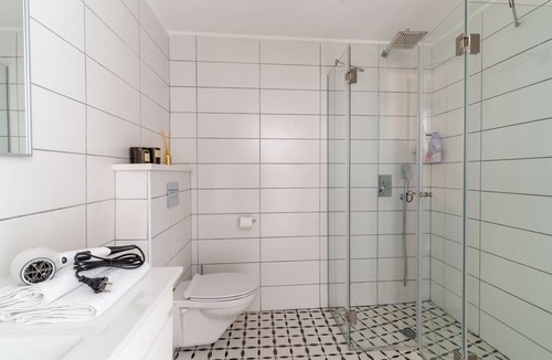Old North Apartment | Luxury 3 rooms Apt Balcony Parking | HaKerem A53