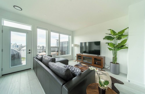 Shaganappi House | Luxury city skyline view new townhome right by golf course