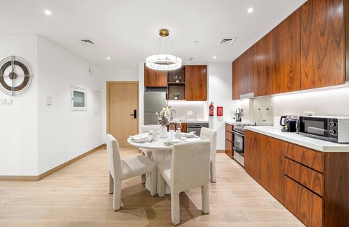 Dubai Apartment | Luxury La Mer 1BR | Balcony Sea Views + Near City Walk & Mall