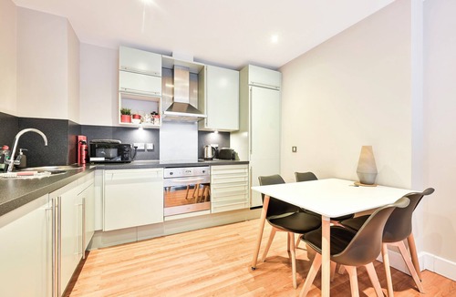 Tower Hill Apartment | Luxury One-Bedroom by Tower of London Prime Location