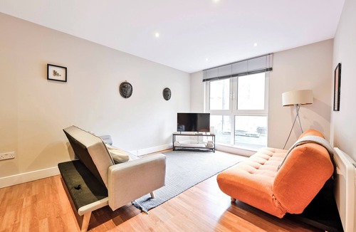 Tower Hill Apartment | Luxury One-Bedroom by Tower of London Prime Location