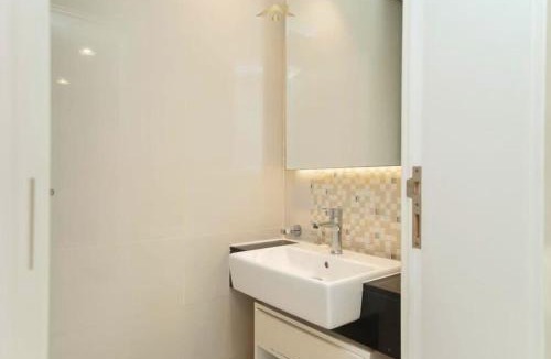 Business Bay Apartment | Luxury Skyline Haven: Stunning 1BHK with Burj Khalifa Panorama & Pool Access