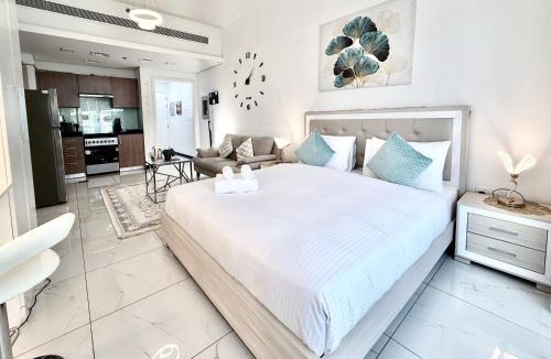 Madinat Zayed Apartment | Luxury Studio Getaway in Crystal Residence JVC