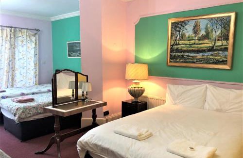 Uxbridge South House | Lyttleton Guest House Limited