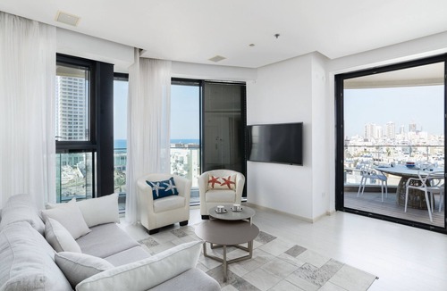 Bat Yam Apartment | MAMAD Bat Yam Luxury Apt Terrace & Sea View by FeelHome