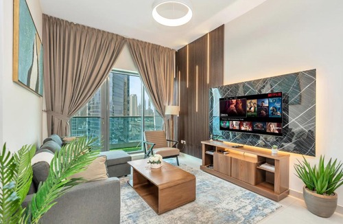Business Bay Apartment | Modern 1BR Near Burj Khalifa with Rooftop Pool, City & Canal Views, Free Parking