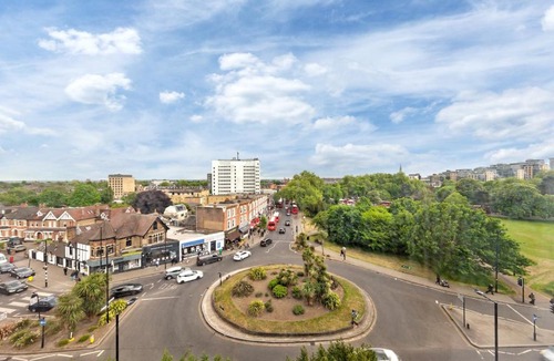 Ealing Apartment | Modern 2 Bed Flat 5 mins Ealing Broadway Station