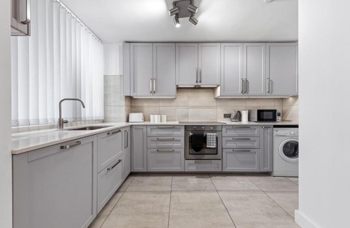 Ealing Apartment | Modern 2 Bed Flat 5 mins Ealing Broadway Station