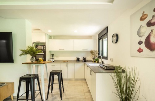 Haifa Apartment | Modern 2BR Apartment Near Baháʼí Gardens – Haifa