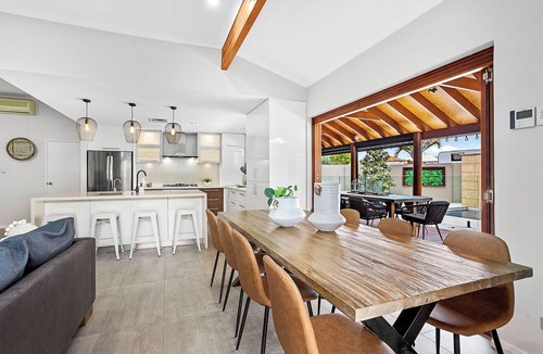 Hillarys House | Modern 4Bedroom, two bathrooms, two living areas, Heated Pool, outdoor entertaining area