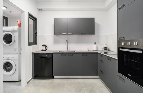 Rishon LeTsiyon Apartment | Modern 4BR Apt l Balcony l Mamad l Bldg Renovation