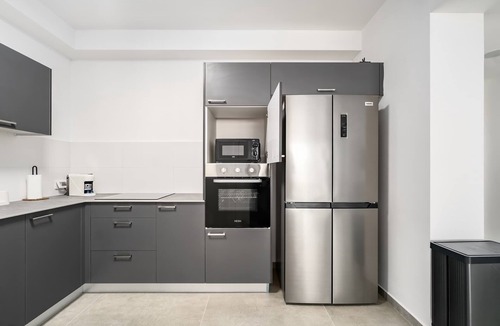 Rishon LeTsiyon Apartment | Modern 4BR Apt l Balcony l Mamad l Bldg Renovation