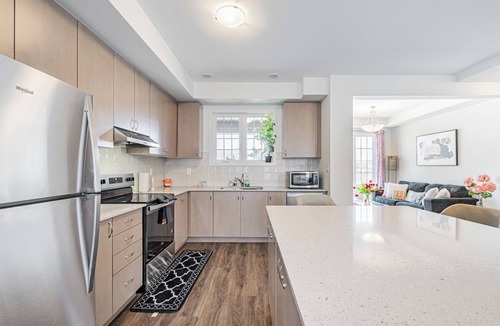 Brampton House | Modern Comfort Escape-Steps from Go Station