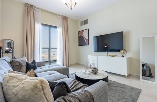 Dubai Apartment | Modern & Cozy 1BR with Peaceful Vibes, Just a 20-Minute Drive to Downtown Dubai