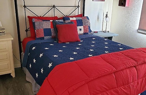 Kaiser Apartment | Most Exquisite View on the Lake! USA Themed fun condo! Host dedicated to creating your next memorable vacation!