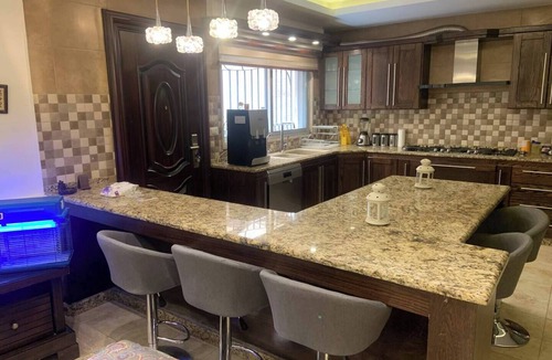 Amman Apartment | nakheel vip Charming 3-bedroom apartment with WiFi, AC in welcoming عمّان