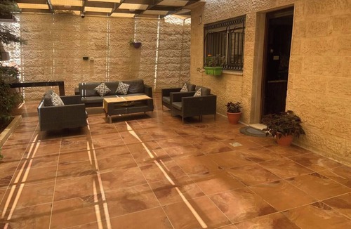 Amman Apartment | nakheel vip Charming 3-bedroom apartment with WiFi, AC in welcoming عمّان