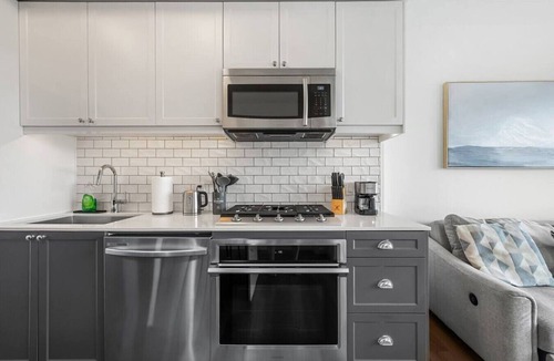 Kensington Apartment | NEW | 2 Bed | Pull out Sofa | UG Parking | AC