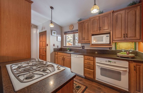 Ponderosa Palisades House | NEW - Truckee Cabin - Centrally Located