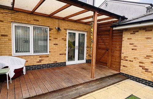 Yeading House | Northolt - House - Sleeps 6 - Parking - Garden