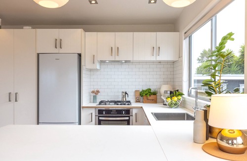Waiheke Island House | OCEAN BREEZE COTTAGE | Coast & Country | WINTER DEAL