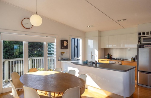 Surfdale House | Pacific Views - Pacific Views is a well appointed 2 bedroom holiday home perfect for 4 guests and pet friendly. With great transport links, plenty of parking and stunning ocean views, this is a fabulous location for a family holiday or get together w