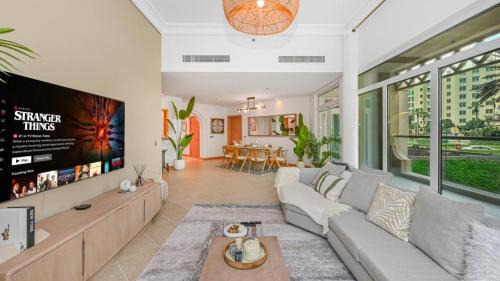 Palm Jumeirah Apartment | Palm Shoreline Elegance with Gym, Pool & Beach Access