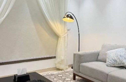Al Maabilah Apartment | Perfect choice Apartment-AlMuzn Residence, AirPort