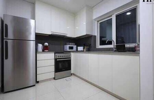 Dubai Apartment | Poolside Apt 15 Min to Airport & Downtown Dubai