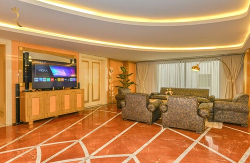 Al Danah Apartment | Presidential Penthouse: Vintage Italian Elegance