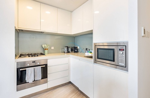 Jadaf Apartment | Prime Creekside 1BR on the Top Floor with Harbour Views