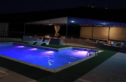 Zayy Ski Chalet | Private Chalet with Stunning Pool & View in As-Salt
