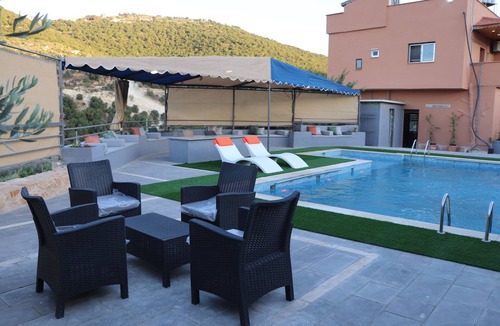 Zayy Ski Chalet | Private Chalet with Stunning Pool & View in As-Salt