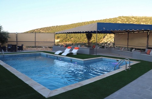 Zayy Ski Chalet | Private Chalet with Stunning Pool & View in As-Salt
