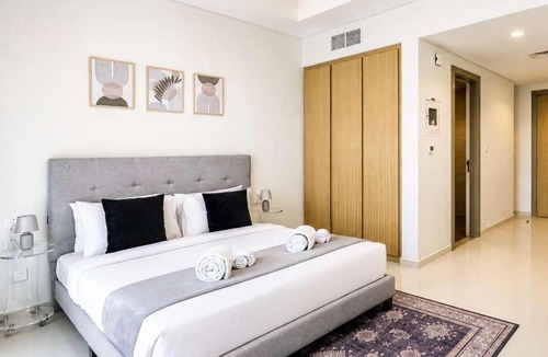 Sheikh Zayed Road Apartment | PVH - Aykon City - Charming Studio with Canal View
