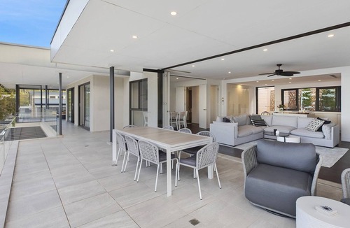 Avoca Beach House | Quarterdeck 5 - Luxury Stylish Apartment