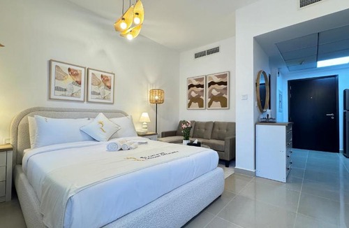 Abu Dhabi Apartment | Queen Bed Studio - Elegant Chic Luxe Escape