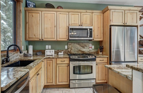 Sunny Slope Cabin | Red Mountain Lodge | Spacious 4BR retreat in Blue River with stunning mountain views.