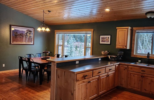 Lazy Acres House | Relaxing Hot Tub, Scenic Views, Minutes to Yellowstone - Lone Pine Lodge