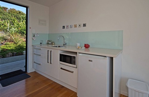 Oneroa Cabin | Romantic Studio Rental for Two for Wine Tasting Getaway near Auckland, New Zealand