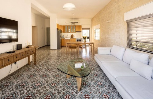 Tel Aviv City Center Apartment | Rustic Charm 2BR Apt in Tel Aviv By Sea N' Rent